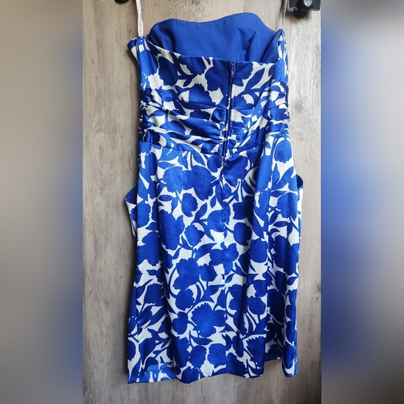 David's Bridal Slim Charmeuse Print Dress with Ruched Waist Royal Blue/ White 10 - Picture 6 of 6
